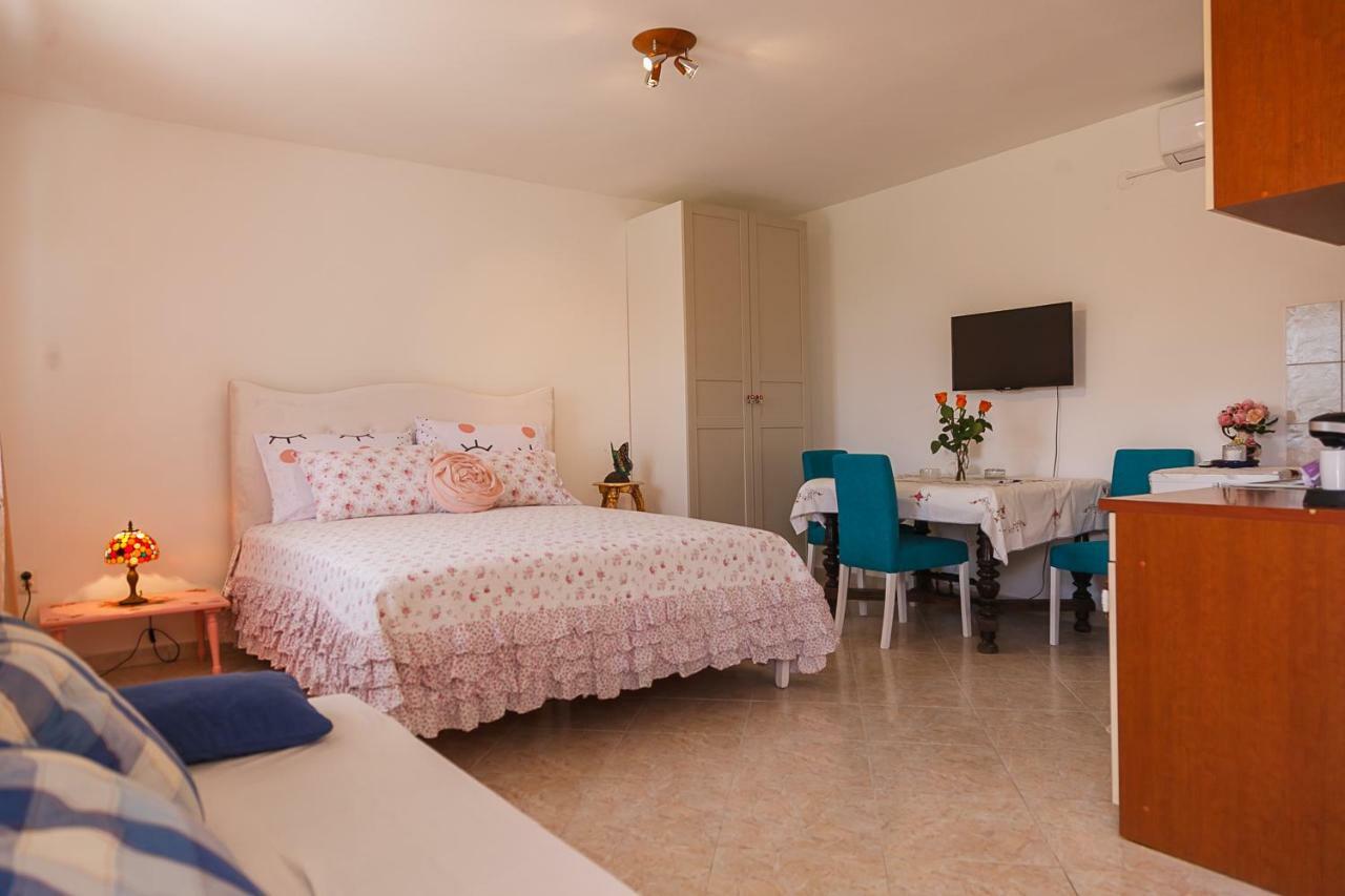 Castello Flower Apartment Каштела Экстерьер фото