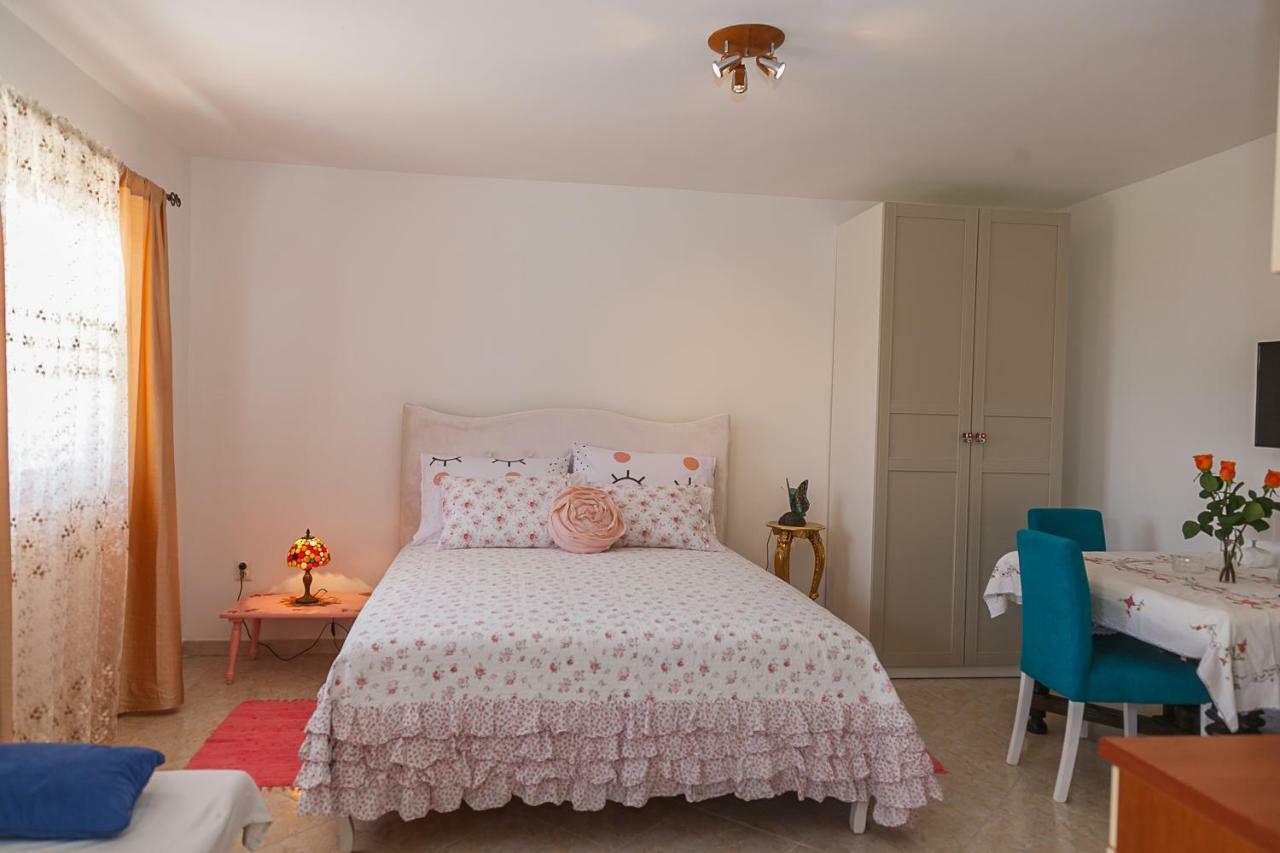 Castello Flower Apartment Каштела Экстерьер фото